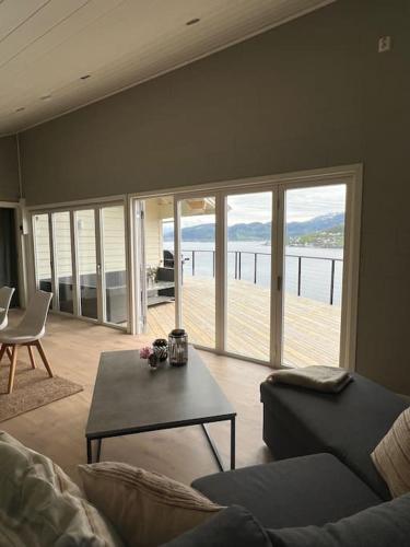 Vistas, Hus sentralt i øystese med privatliv in Oystese
