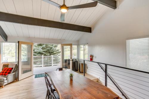 Big Bear Lake Home with Hot Tub Walk to Slopes in Big Bear Lake, USA