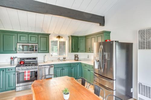 Big Bear Lake Home with Hot Tub Walk to Slopes in Big Bear Lake, USA
