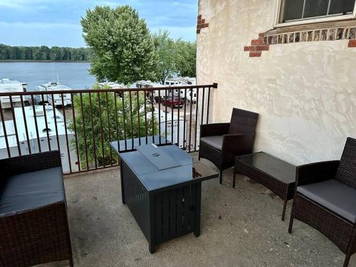 Mansion on the Mississippi River-7 Bedrooms&Baths in Bellevū (IA)