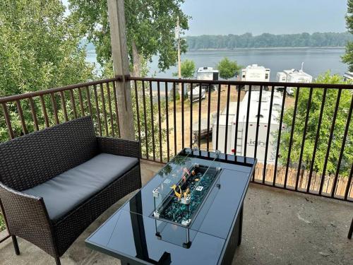 Mansion on the Mississippi River-7 Bedrooms&Baths in Bellevū (IA)