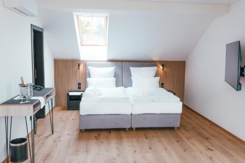 1 king bed, 1 sofa bed