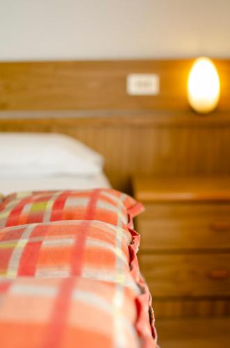 1 queen bed, 1 twin bed