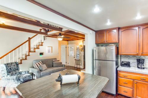 Cottage with Private Hot Tub 2 Mi to Lake Arrowhead in Crest Park, USA