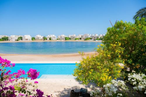 Nayah Stays, Joubal Lagoons flowery apartment 2