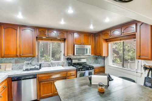 Cottage with Private Hot Tub 2 Mi to Lake Arrowhead in Crest Park, USA