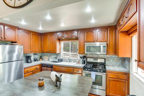 Cottage with Private Hot Tub 2 Mi to Lake Arrowhead in Crest Park, USA