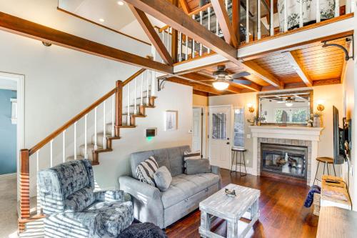 Cottage with Private Hot Tub 2 Mi to Lake Arrowhead in Crest Park, USA