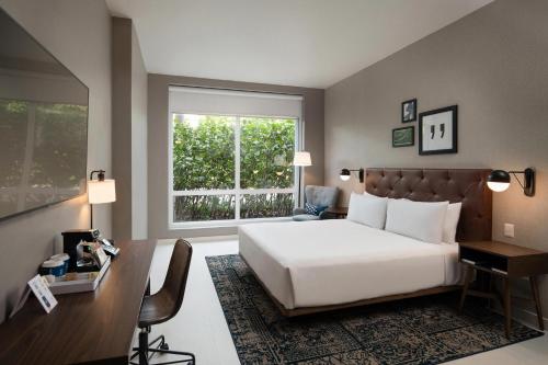 Traditional, Guest room, 1 King image 3
