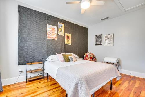 3 Mi to Downtown Covington Cozy Getaway with Porch! in Covington, USA