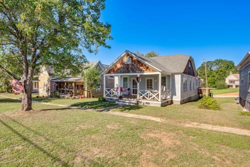 3 Mi to Downtown Covington Cozy Getaway with Porch!