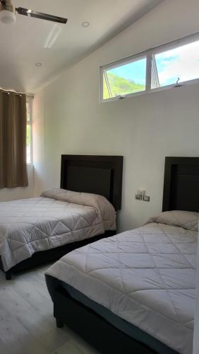 4 bedrooms, 10 beds
