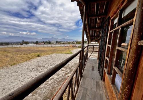 Erkély/terasz, Cabaña familiar en el Campo Malchinguí cerca de Aquapark (Cabana familiar en el Campo Malchingui cerca de Aquapark) in Guaillabamba