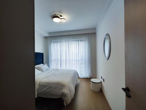 Lola's Haven - 75" Screen, Heated Pool, Gym, Views