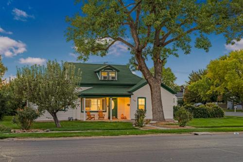 Newly Renovated, Cozy Home - Quiet, Mountain Views