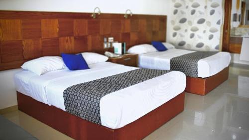 2 queen beds