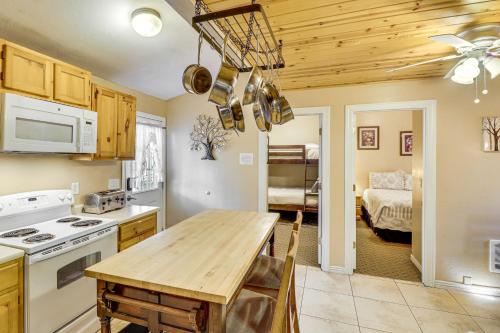 Cozy Lakeside Escape with Deck 4 Mi to Rainbow Lake - image 11