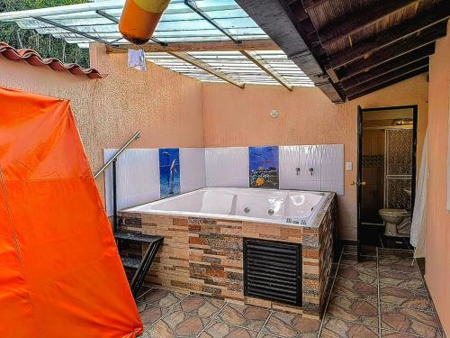 Karstais baseins, Apartamento Dúplex con Terraza y Jacuzzi en Aratoca (Apartamento Duplex con Terraza y Jacuzzi en Aratoca) in Curiti