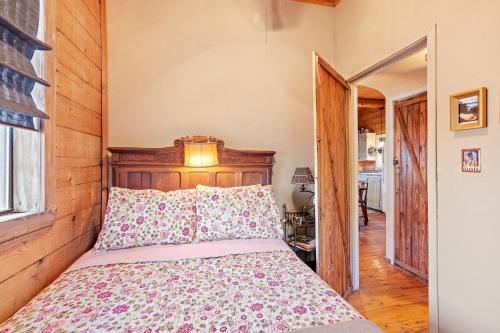 Mighty Oak Log Cabin in Fredericksburg, USA