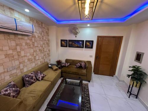 Beautiful Low Budget Apartment - image 11