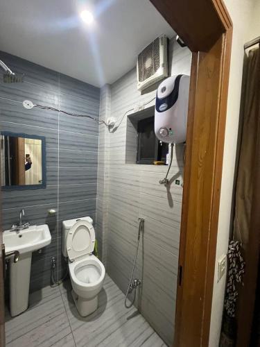 Beautiful Low Budget Apartment - image 4