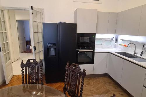 Cucina, Superbe 4 pièces 75 m carrés pour 2 à 6 personnes Centre Parking 3 jours minimum (Superbe 4 pieces 75 m carres pour 2 a 6 personnes Centre Parking 3 jours minimum) in Mantega