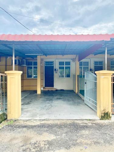 Maison avec 3&nbsp;chambre(s) de &nbsp;m² et 2&nbsp;salle(s) de bains privée(s) à Kampong Jelutong (Wadi Iman Homestay) in Ketereh
