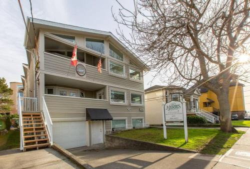 Menzies Manor #4 Two BR Suite-Historic, Charming James Bay, Steps to the Ocean by Victoria Prime! in Victoria, Canada