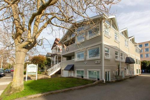 Menzies Manor #4 Two BR Suite-Historic, Charming James Bay, Steps to the Ocean by Victoria Prime! in Victoria, Canada