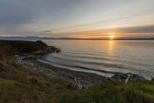 Menzies Manor #4 Two BR Suite-Historic, Charming James Bay, Steps to the Ocean by Victoria Prime! in Victoria, Canada