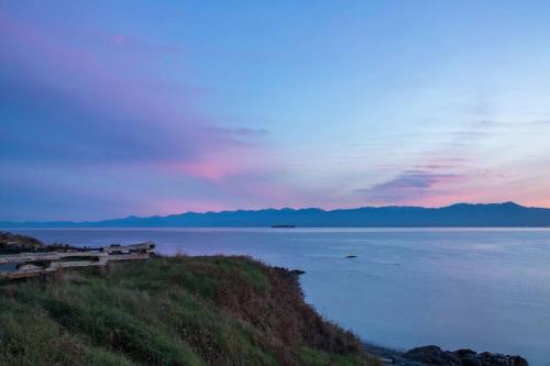 Menzies Manor #4 Two BR Suite-Historic, Charming James Bay, Steps to the Ocean by Victoria Prime! in Victoria, Canada