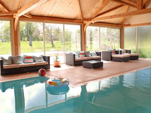 . Charmant Gîte avec Piscine et Spa à Proximité de Montmarault - FR-1-489-204