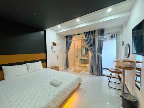 Double Room with Balcony image 6