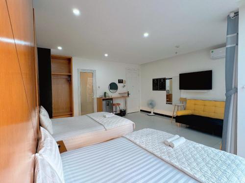 Family Suite with Balcony image 10