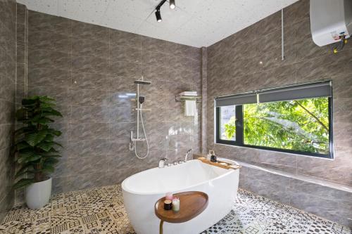 Suite with Spa Bath image 2