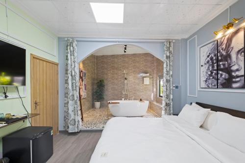 Suite with Spa Bath image 4