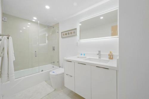 Spacious apartment in Ocean Reserv great view - 2br - 2bth in Sunny Isles Beach, USA
