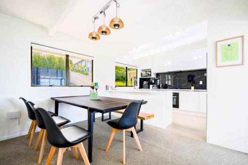 Stunning Waterfront Villa in Bucklands Beach in بوكلاندز بيتش