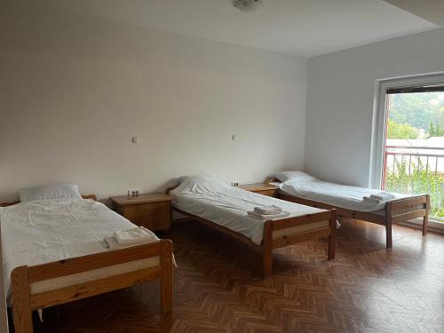 5 twin beds