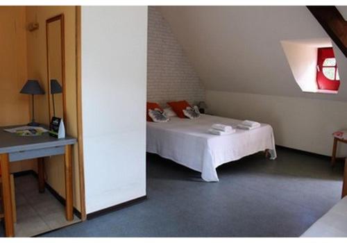 1 double bed, 1 twin bed