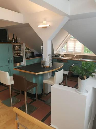 مطبخ, Moderne Dachgeschosswohnung mit Garten, Pool, Balkon in Altenkunstadt