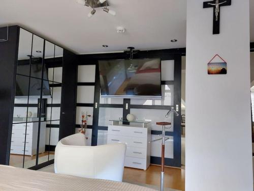 Moderne Dachgeschosswohnung mit Garten, Pool, Balkon in Altenkunstadt