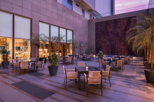 Restaurante, Courtyard by Marriott Shillong in Shillong