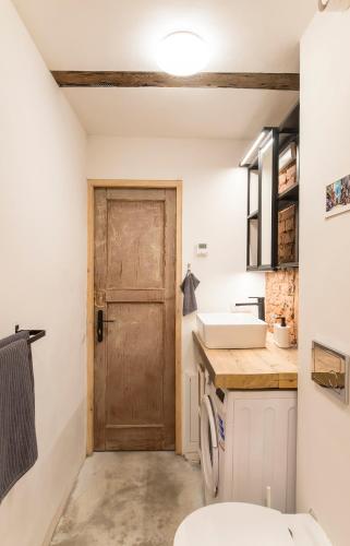 Neat Little Studio 15A With Free On-Site Parking 5