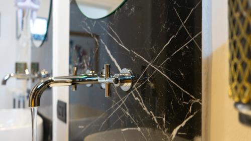 ArtGallery - Suite Superior - camera matrimoniale in Villa, Viterbo (foto 9)