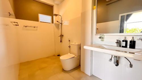 Triple Room with Pool View image 6