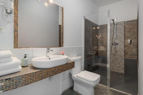 Deluxe Double Room with Balcony image 6