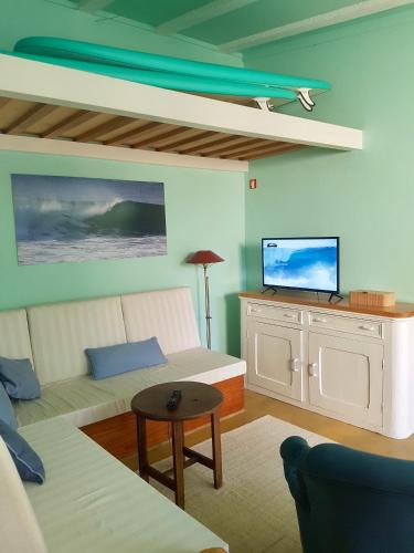 ห้องส่วนกลางสำหรับนั่งเล่น/ดูทีวี, Conde Surf Camp - Capsule Beds FEMALE Dorm in วิลลา โด คอนเด