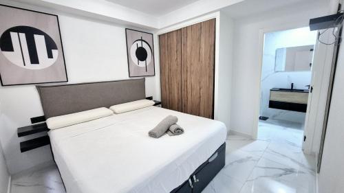 Three-Bedroom Apartment with Balcony image 1