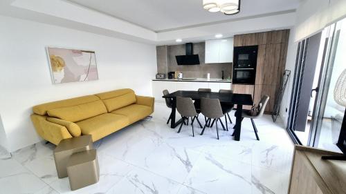 Three-Bedroom Apartment with Balcony room in Apartamento Lujoso Centro Torrevieja